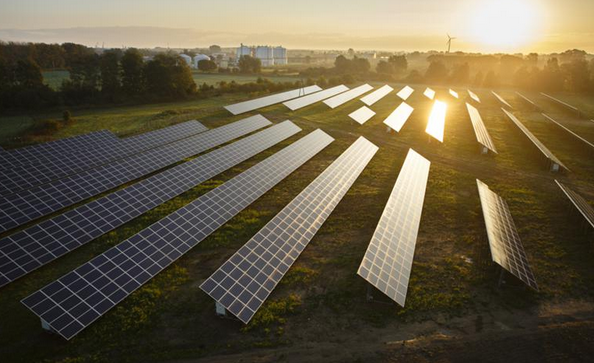El auge fotovoltaico y la falta de almacenamiento acentúan la brecha entre los precios diurnos y nocturnos